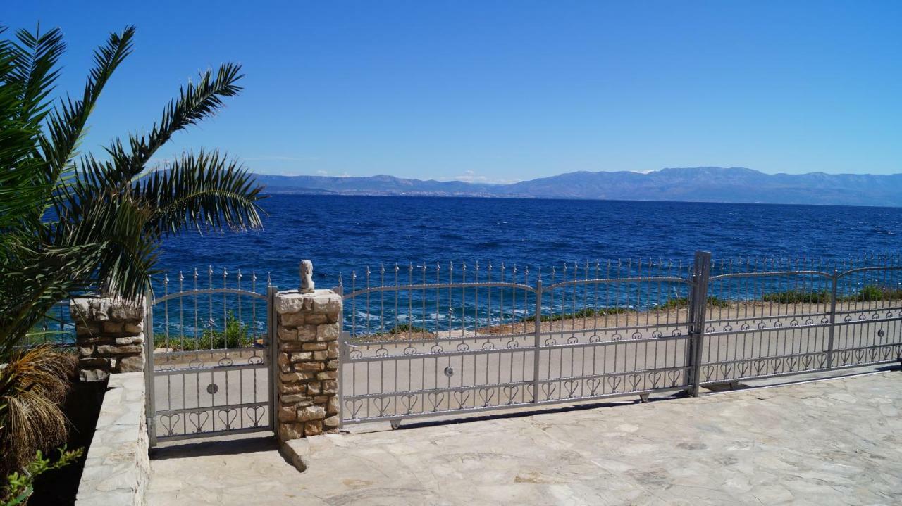 Schoenes Ferienhaus Direkt Am Meer Stomorska Luaran gambar