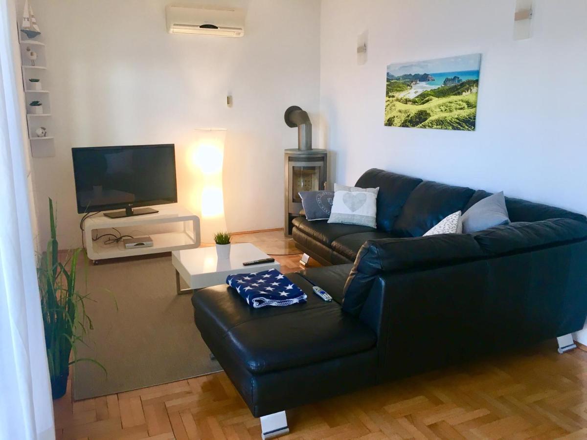 Schoenes Ferienhaus Direkt Am Meer Stomorska Luaran gambar